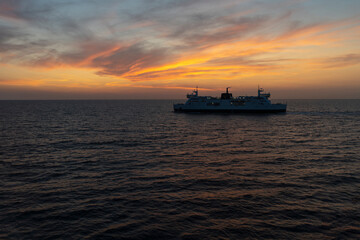 Fähre auf Meer im Sonnenuntergang