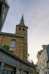 Fototapeta na wymiar Historische Kirche und Gasse in der Altstadt von Velbert Langenberg