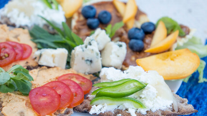 Sandwiches with cream cheese and vegetables