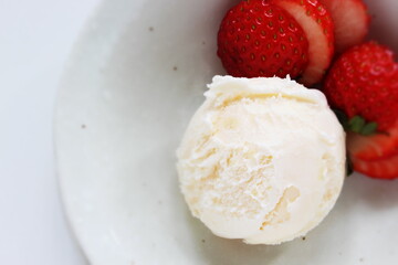 Vanilla ice-cream served with sliced strawberry