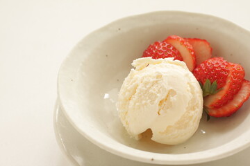 Vanilla ice-cream served with sliced strawberry