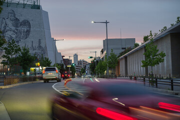 大阪府豊中市・豊中市立文化芸術センター前の夕暮れの街並み