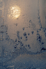 Eisblumen an einer Fensterscheibe