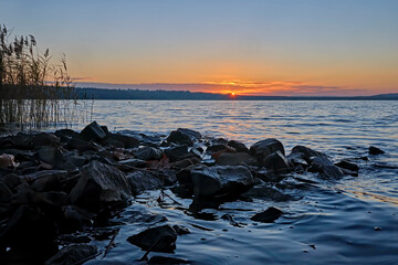 Sonnenaufgang am Markkleeberger See bei Leipzig.