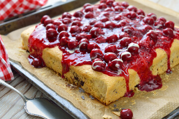 Fruchtiger Stracciatella-Kuchen mit roter Beeren-Grütze und Kirschen - Stracciatella cake covered with red fruit jelly and cherries