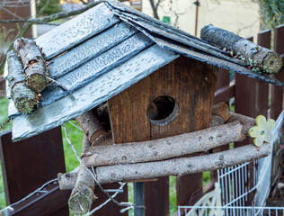 Vogelhaus Nistkasten im Winter