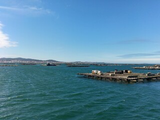 Zucht von Muscheln und Austern in den Rias Baixas an der Atlantikküste von Galicien in Spanien, hier die Ria de Arousa