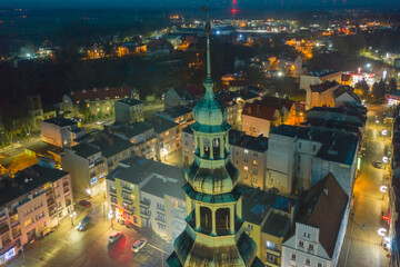Wieże ratusza w mieście Szprotawa w Polsce sfotografowane z drona. © boguslavus