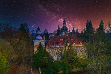 Pałac w mieście Iłowa w nocy, sfotografowany za pomocą drona.
