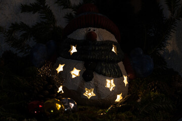 beleuchteter Schneemann als Weihnachtsdekoration