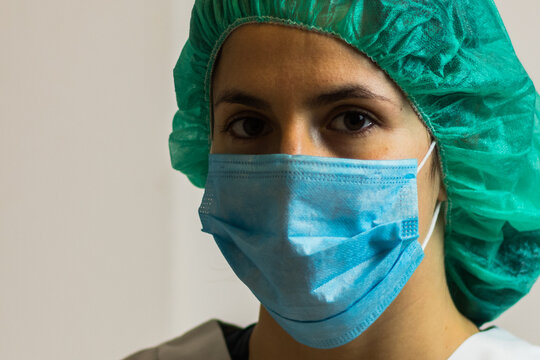 Primer plano de mujer enfermera con mascarilla y cubrepelo