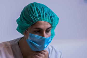 Primer plano de mujer enfermera con mascarilla y cubrepelo