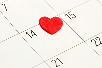 Fecha del 14 de febrero en el calendario, corazón rojo del día de San Valentín. Vista superior y...