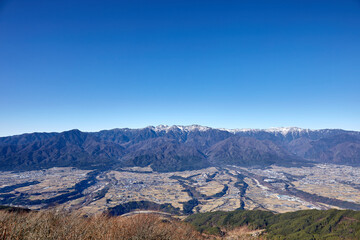 Fototapeta premium 快晴の冬（12月上旬）、陣馬形山の展望台からの景色 長野県上伊那郡中川村