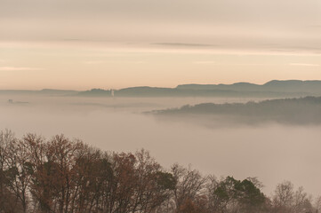 Morgendämmerung mit Nebelmeer zwischen Hügeln der schwäbischen Alb