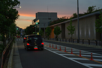 大阪府豊中市・豊中市立文化芸術センター前の夕暮れの街並み風景