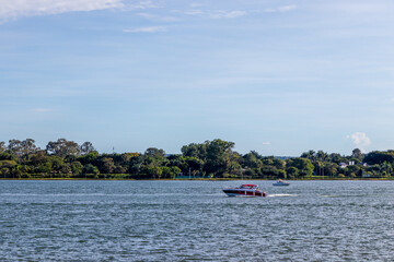 Fototapeta na wymiar Lanchas no Lago Sul em Brasília, Brasil.