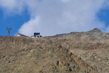 Fototapeta na wymiar Blick zu einer Station der Schnalstaler Gletscherbahn