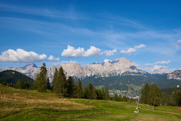 Fototapeta na wymiar Blick auf Cortina d'Ampezzo mit den Dolomiten 