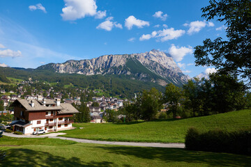 Fototapeta na wymiar Blick auf Cortina d'Ampezzo mit den Dolomiten 