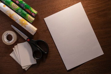 Artículos para forrar regalos. Mesa de regalos. Navidad. Lista de regalos. Tarjetas de regalo. Papel de regalo.