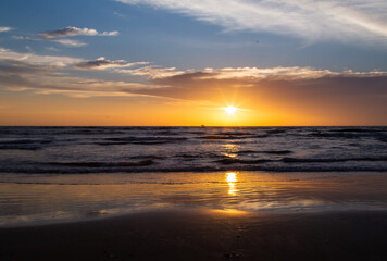 Fototapeta na wymiar Sunset on the beach, beautiful sunset sky and sea