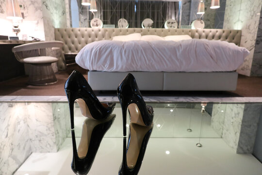 ハイヒールとゴージャスな部屋　フェティッシュな時間と空間　イメージ　high heels in gorgeous room