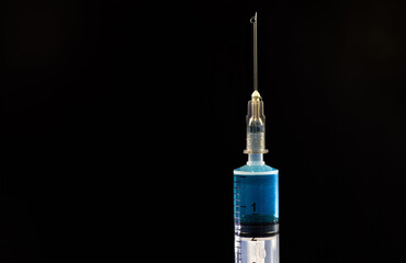 Close up de seringa com vacina