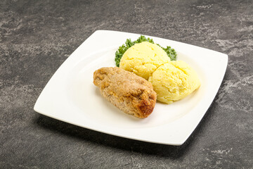 Crispy chicken cutlet with mashed potato