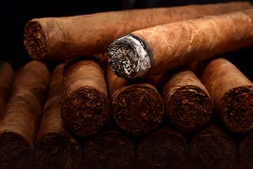 Fototapeten Tabak kubanische Havanna-Zigarren Romeo und Julia mit Asche verbrannt. Schöner Makrohintergrund in zurückhaltendem. © igradesign