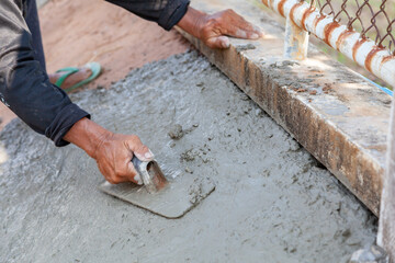 Apply the cement by hand to be smooth, level and beautiful.