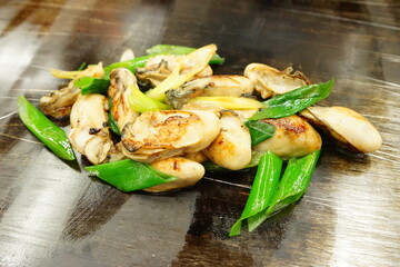 Oyster teppanyaki with green onion, on the iron plate, in Hinase, Okayama prefecture, Japan - 牡蠣 ねぎ焼き 岡山県 日生