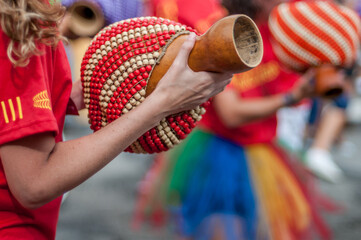 Pessoa tocando instrumento no grupo de maracatu no carnaval de São Paulo, Brasil - obrazy, fototapety, plakaty