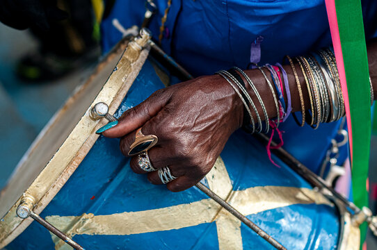 M&atilde;o negra feminina segurando tambor de congada