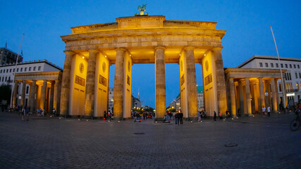 Obraz premium Brandenburger Tor in der Nacht