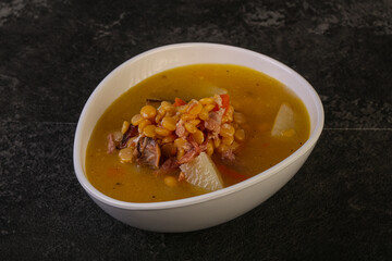 Pea soup with smoked ribs