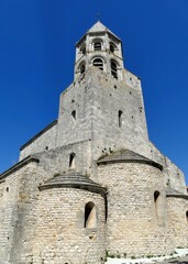 Fototapeta na wymiar Abside et clocher octogonal de l’église Saint-Michel de La Garde-Adhémar