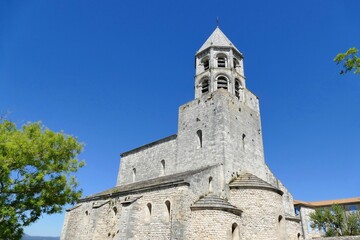 Fototapeta na wymiar Abside et clocher octogonal de l’église Saint-Michel de La Garde-Adhémar