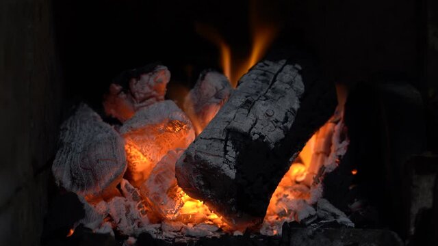 Vista de cerca brasas ardiendo