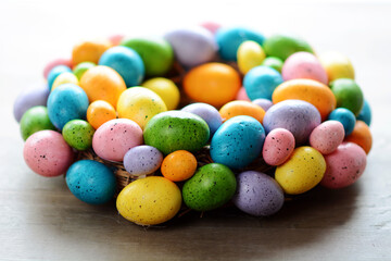 Osterkranz mit vielen bunten Ostereiern als Dekoration zu Ostern