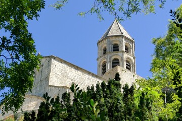 Fototapeta na wymiar Le clocher octogonal de l’église Saint-Michel de La Garde-Adhémar