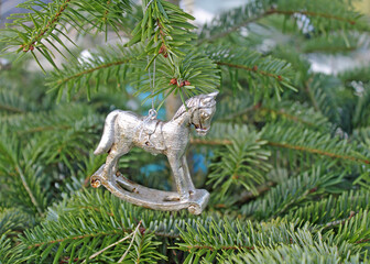 Silbernes Schaukelpferd am Weihnachtsbaum