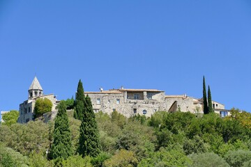 Fototapeta na wymiar Le village médiéval La Garde-Adhémar en Drôme Provençale