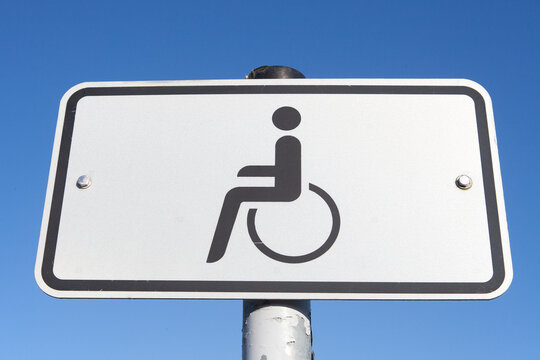 Verkehrsschild Parkplatz f&uuml;r behinderte Menschen