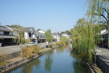 Fototapeta na wymiar Kurashiki canal with green willow, old Japanese town in Okayama prefecture - 日本 岡山県 倉敷 美観地区