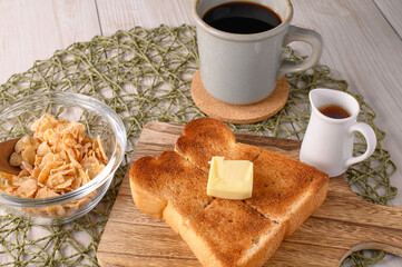 食パンとコーヒーとコーンフレーク