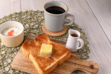 食パンとコーヒーとヨーグルト