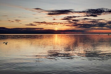 Obraz na płótnie Canvas sunset on the lake