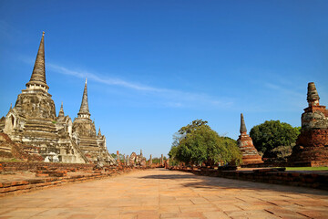 Obraz premium The Empty Path Among the Historic Ruins of Wat Phra Si Sanphet and the Royal Palace, Ayutthaya, Thailand 