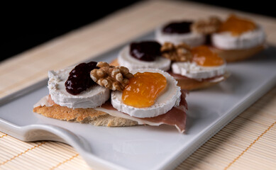 goat cheese skewer accompanied with jam